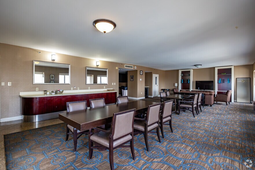 More Photos Of 75 E State St, Columbus Hotel For Sale