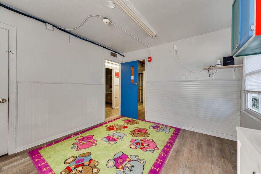 More Photos Of 1005 Austin St, Midland Storefront For Sale