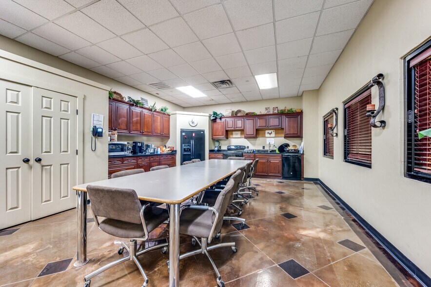 More Photos Of 13911 Distribution Way, Farmers Branch Warehouse For Sale