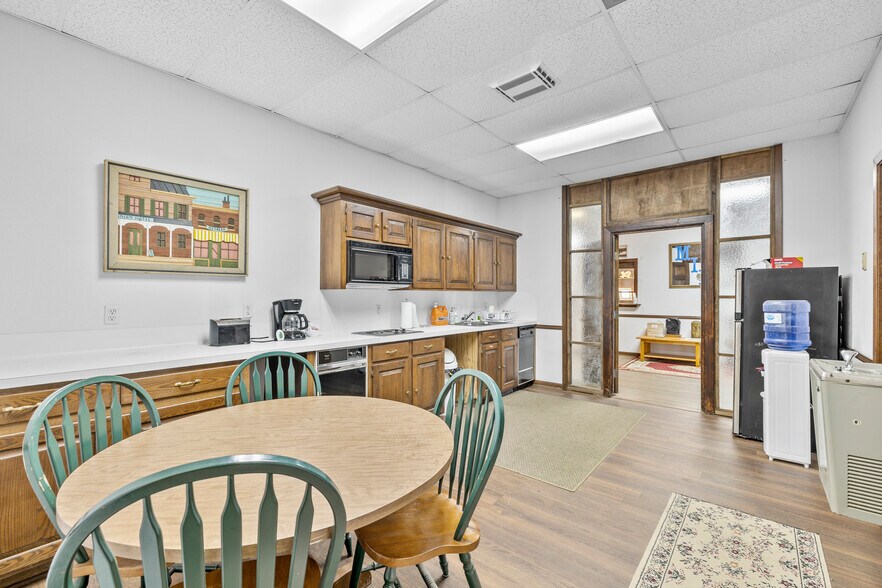 More Photos Of 189 N 1st St, Timpson Warehouse For Sale