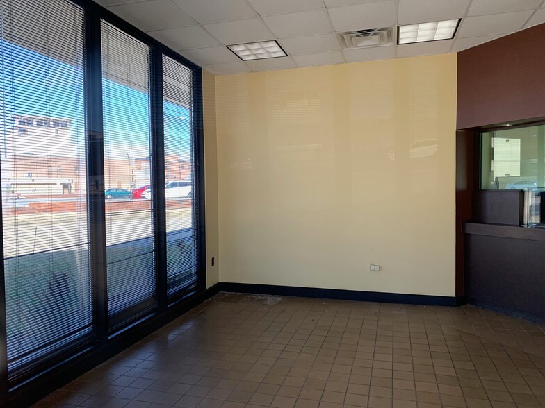 More Photos Of 325 Washington St, Paducah Bank For Lease