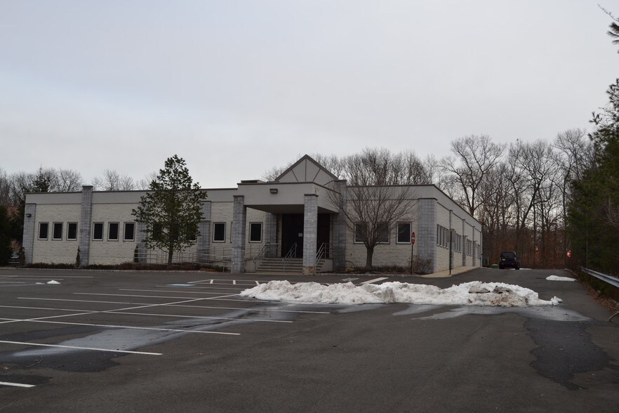 More Photos Of 207 Commercial Ct, Morganville Medical For Lease