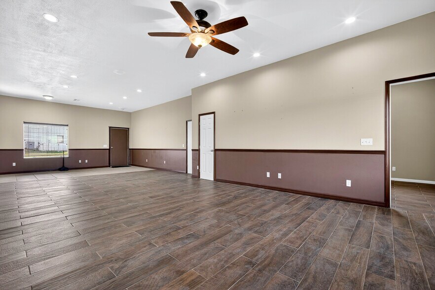 More Photos Of 6121 Highway 177, Shawnee Warehouse For Lease