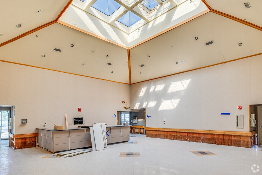 More Photos Of 13818 N Thunderbird Blvd, Sun City Rehabilitation Center For Sale