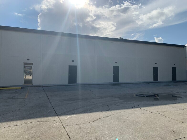 More Photos Of 1737 N Alafaya Trl, Orlando Storefront For Lease