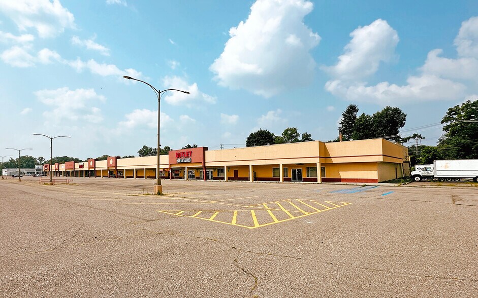 More Photos Of 31530-31630 Grand River Ave, Farmington Freestanding For Lease