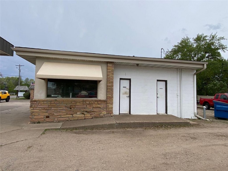 More Photos Of 743 Broadway St E, Monticello Auto Repair For Sale