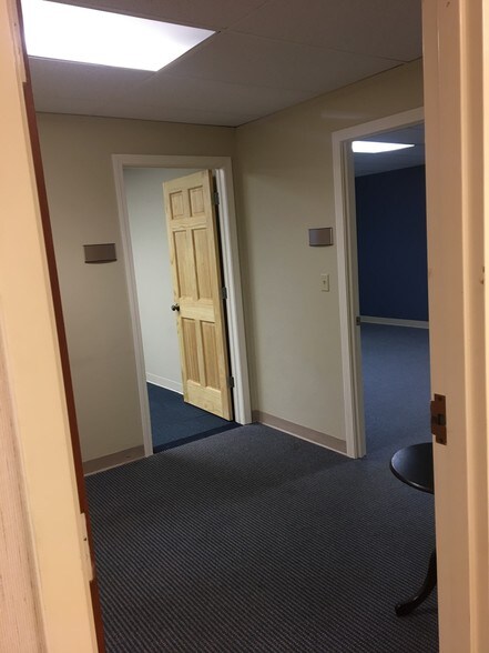 More Photos Of 433 Silas Deane Hwy, Wethersfield Office For Lease