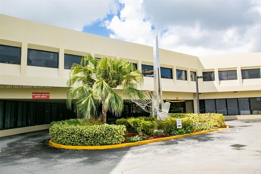 More Photos Of 1380 NE Miami Gardens Dr, North Miami Beach Medical For Lease