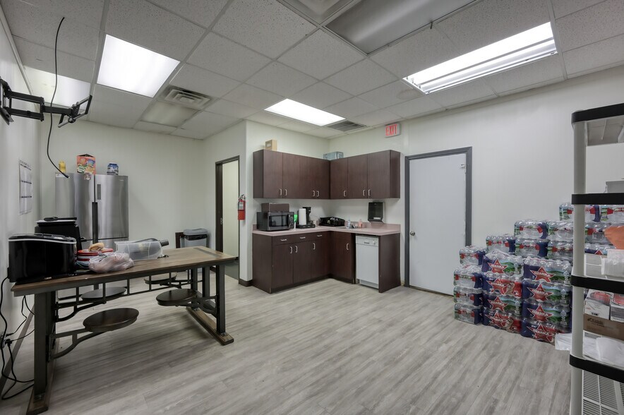 More Photos Of 508 Bryant Rd, Conroe Manufacturing For Sale