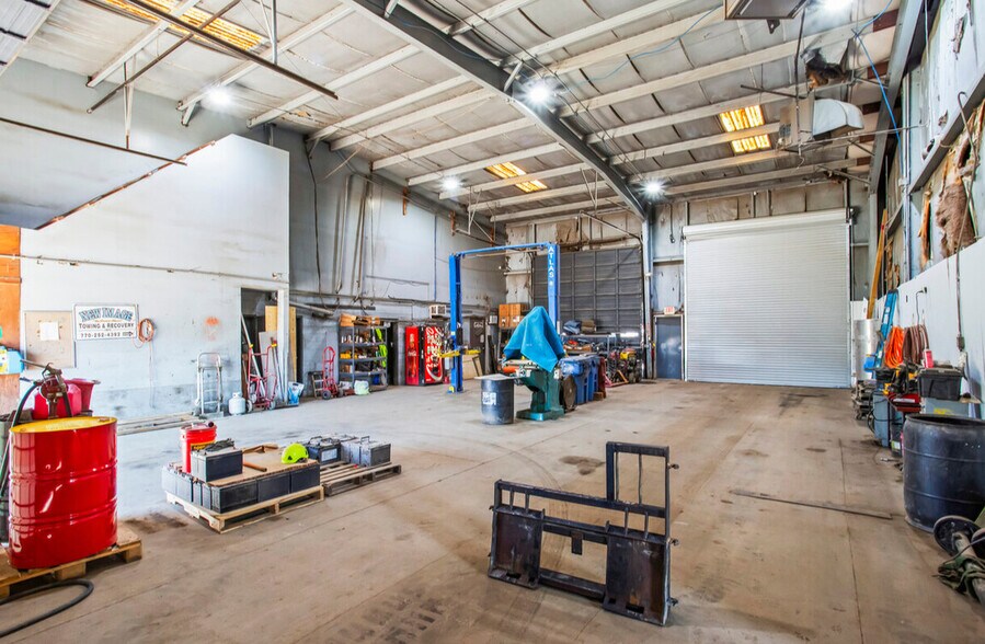 More Photos Of 4780 Old Dixie Hwy, Forest Park Manufacturing For Lease