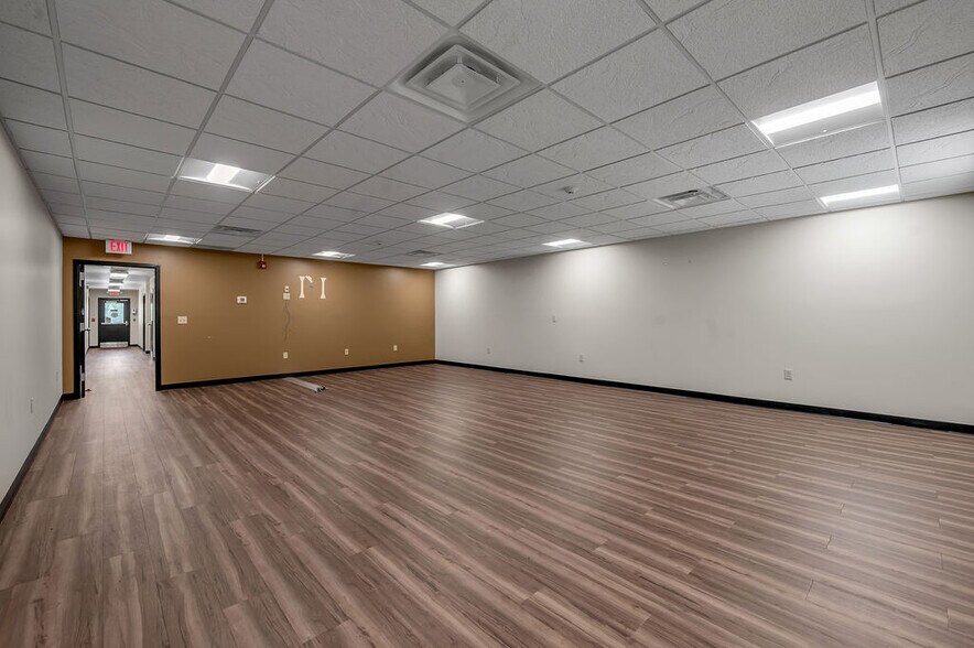 More Photos Of 250 Crossfield Dr, Versailles Industrial For Lease