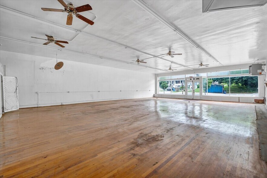 More Photos Of 2302 Melrose Ave NW, Roanoke Flex For Lease