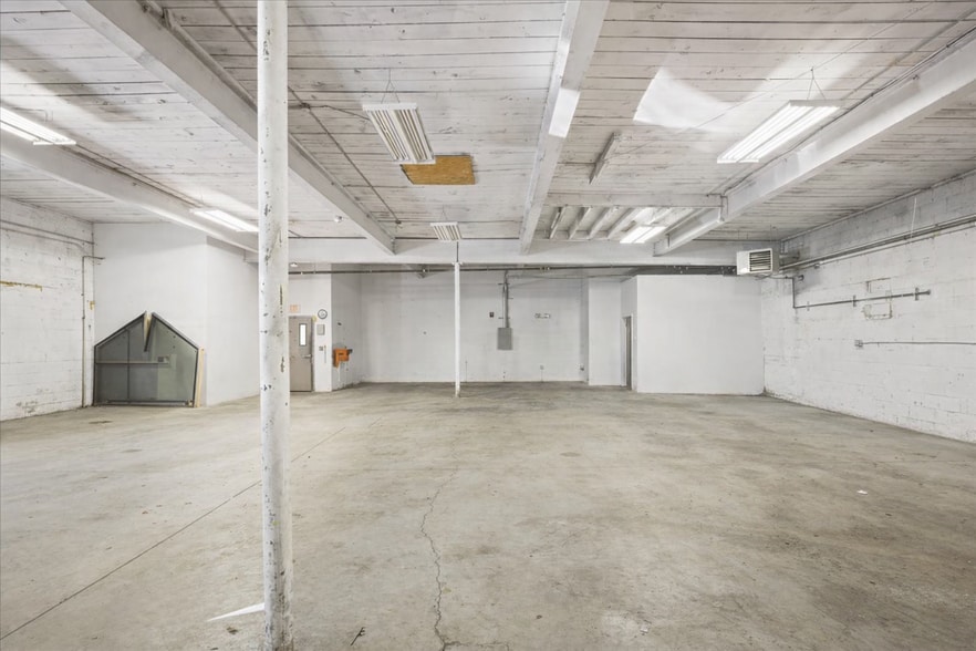 More Photos Of 210 Main St, Leicester Flex For Sale