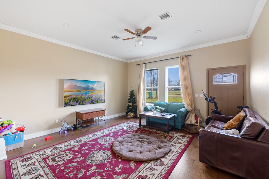 More Photos Of 1417 W State Highway 71, La Grange General Retail For Lease