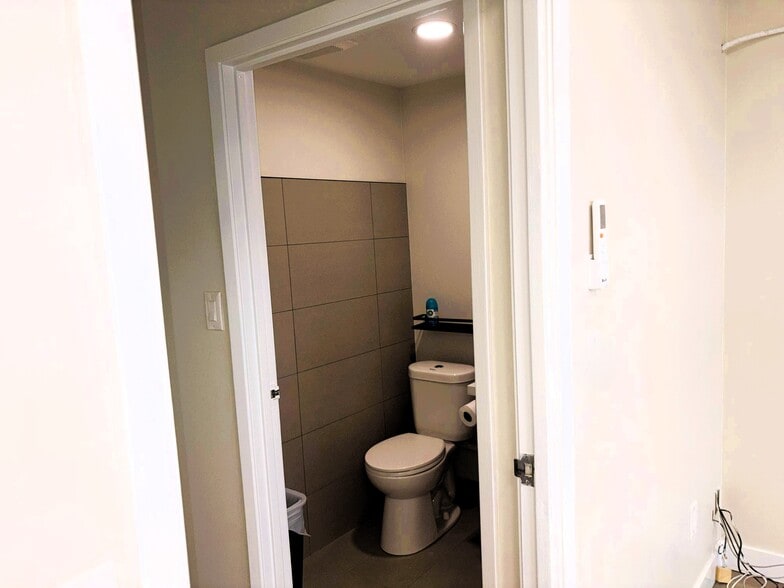 More Photos Of 90 Esna Park Dr, Markham Service For Lease