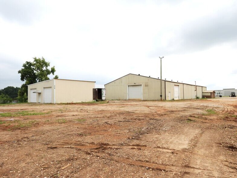 Primary Photo Of 524 Chucks Dr, Duncan Warehouse For Lease