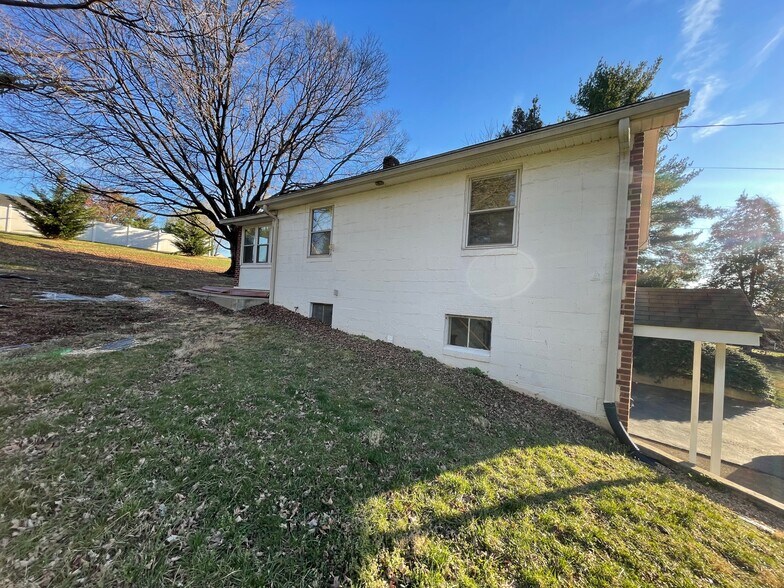 More Photos Of 2745 Orange Ave NE, Roanoke Office For Sale