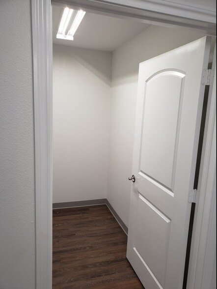 More Photos Of 423 S 8th St, La Porte Distribution For Lease