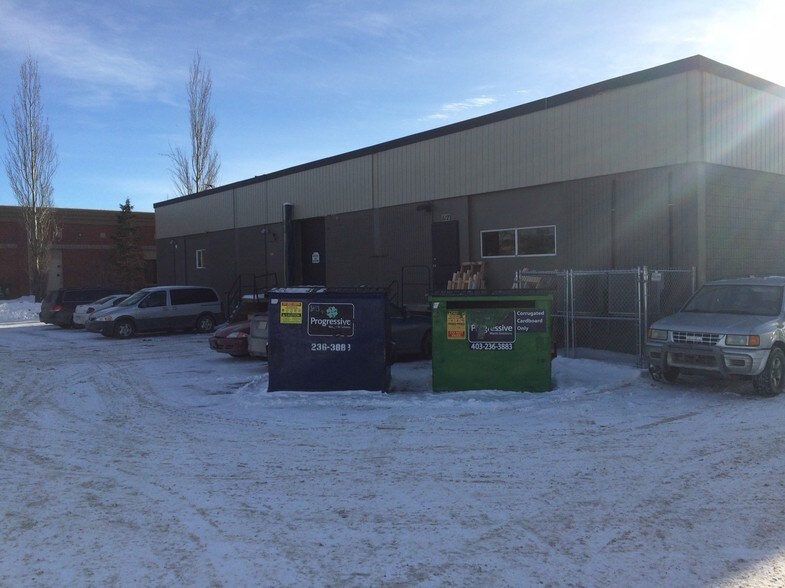 More Photos Of 512 Manitou Rd, Calgary Showroom For Lease