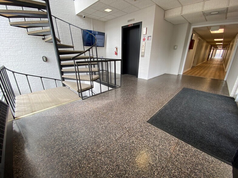 More Photos Of 222 E Wisconsin Ave, Lake Forest Office For Lease