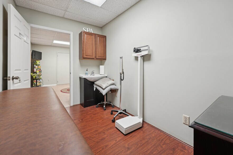 More Photos Of 800 Wyckoff Ave, Wyckoff Office For Sale