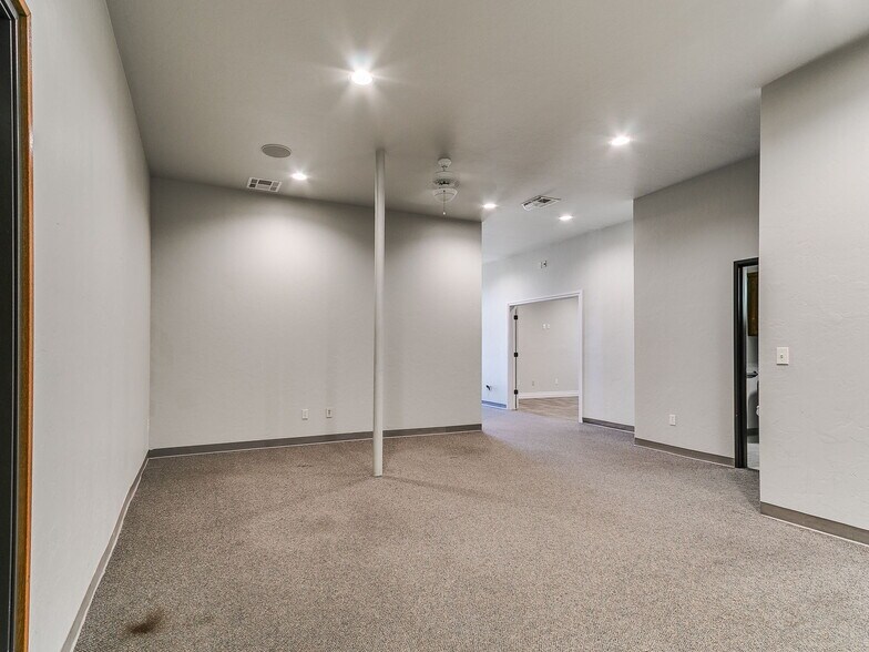 More Photos Of 901-909 Wall St, Norman Office For Sale