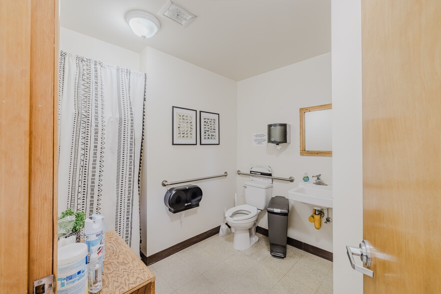 More Photos Of 975 5th St, Elko Office For Lease