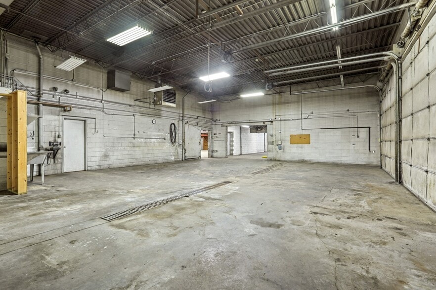 More Photos Of 1010 N Ashland Ave, Green Bay Flex For Sale