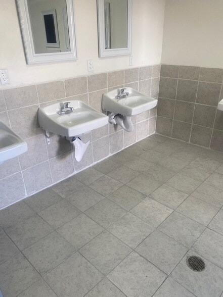 More Photos Of 8301 S Figueroa St, Los Angeles Hotel For Sale