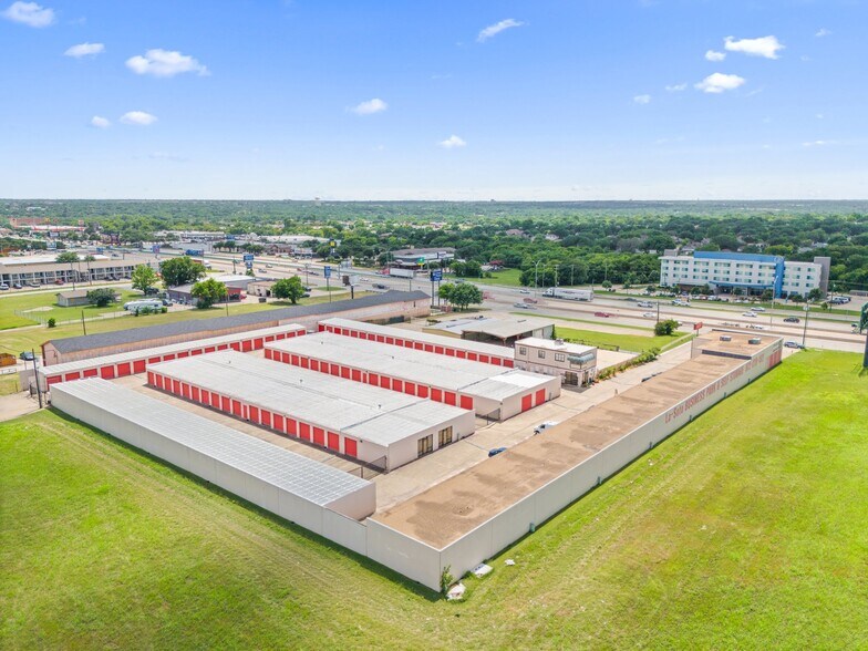 More Photos Of 1920 N Interstate 35 E, Lancaster Self Storage For Lease