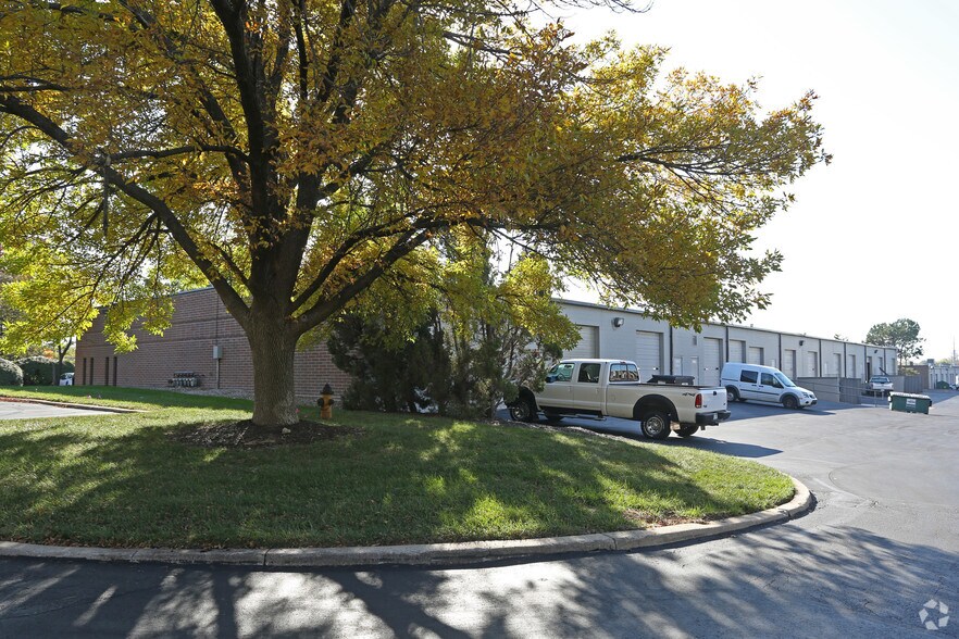 More Photos Of 9800-9822 Pflumm Rd, Lenexa Flex For Lease