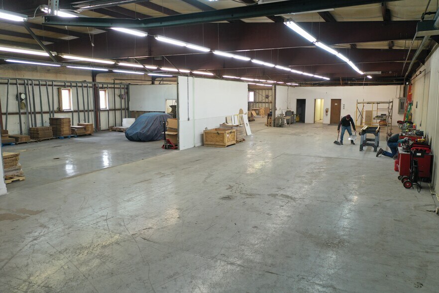 More Photos Of 505 Walnut St, Shirley Distribution For Lease
