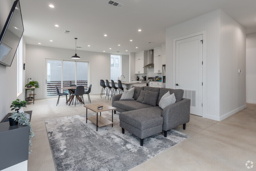 More Photos Of 707 W Commerce St, Dallas Apartments For Sale