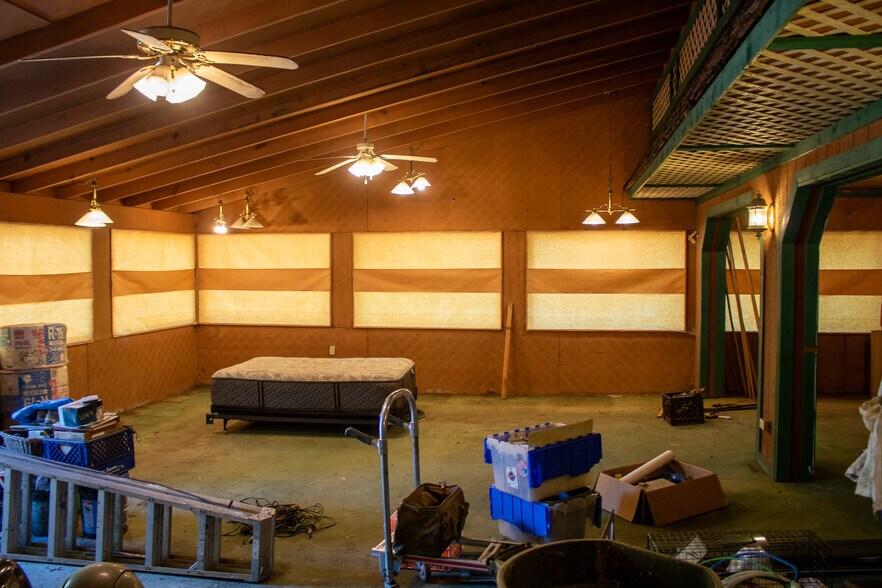 More Photos Of 600 Zanesville St, Beverly General Retail For Sale