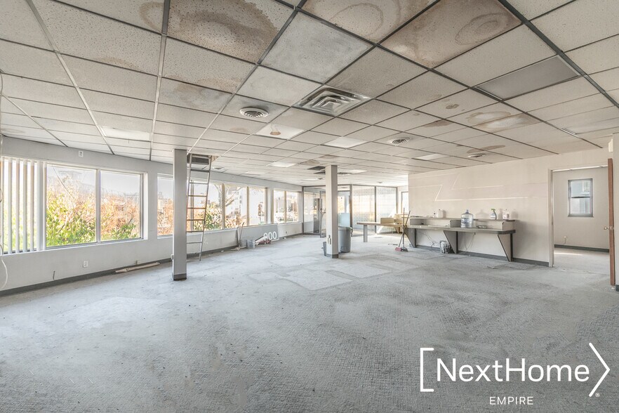 More Photos Of 3106 Astoria Blvd, Astoria Office Residential For Sale
