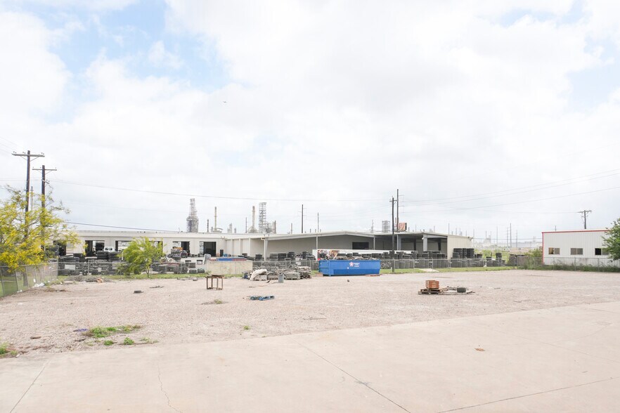 More Photos Of 6944 Leopard St, Corpus Christi Warehouse For Sale