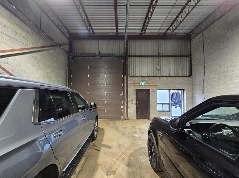 More Photos Of 1501-1569 Aut Desserte N, Laval Warehouse For Lease