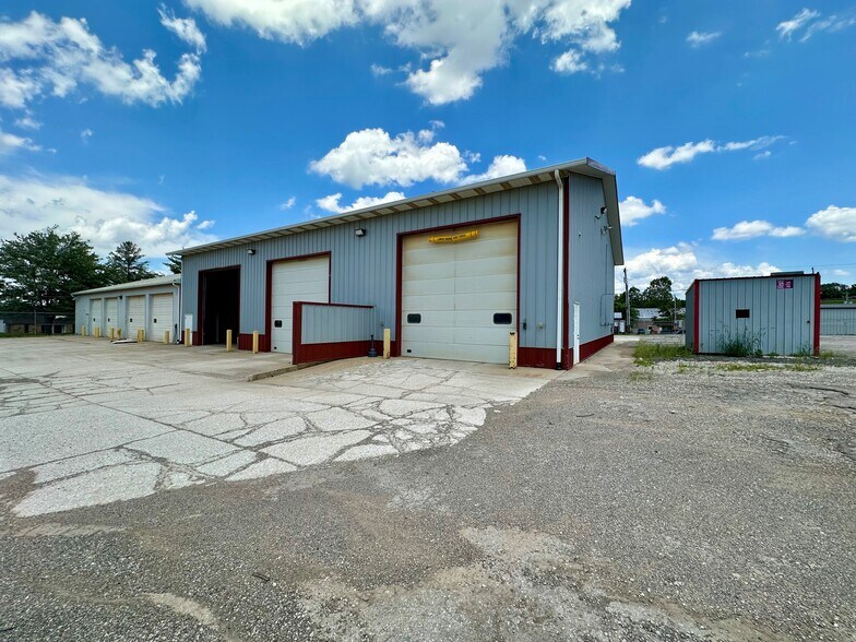 More Photos Of 2305 W Industrial Park Dr, Bloomington Warehouse For Lease