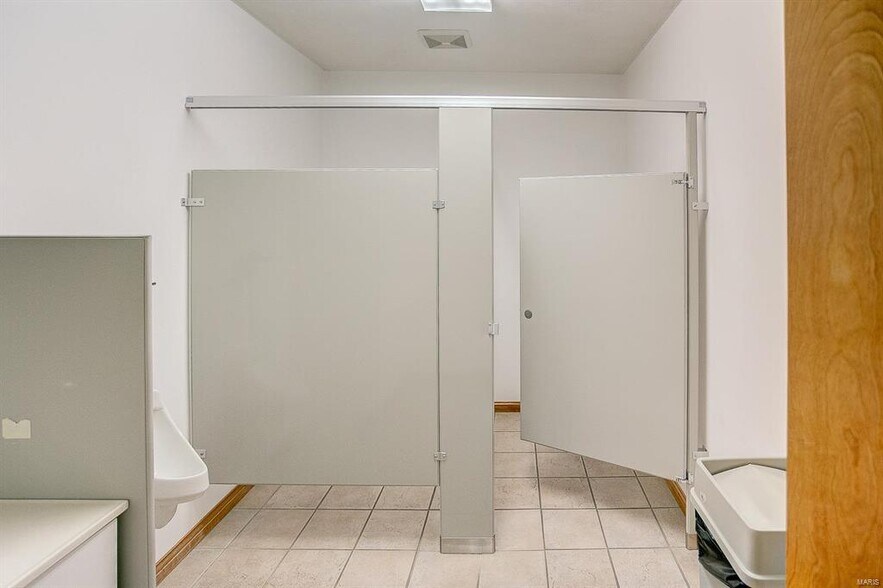 More Photos Of 824 N Market St, Waterloo Medical For Sale