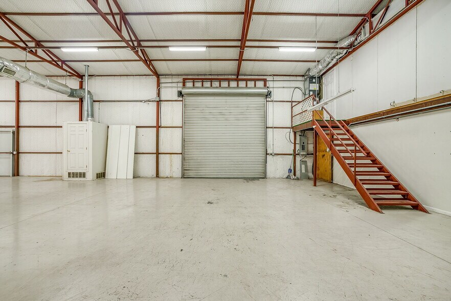More Photos Of 10450 E Bankhead Hwy, Aledo Flex For Sale