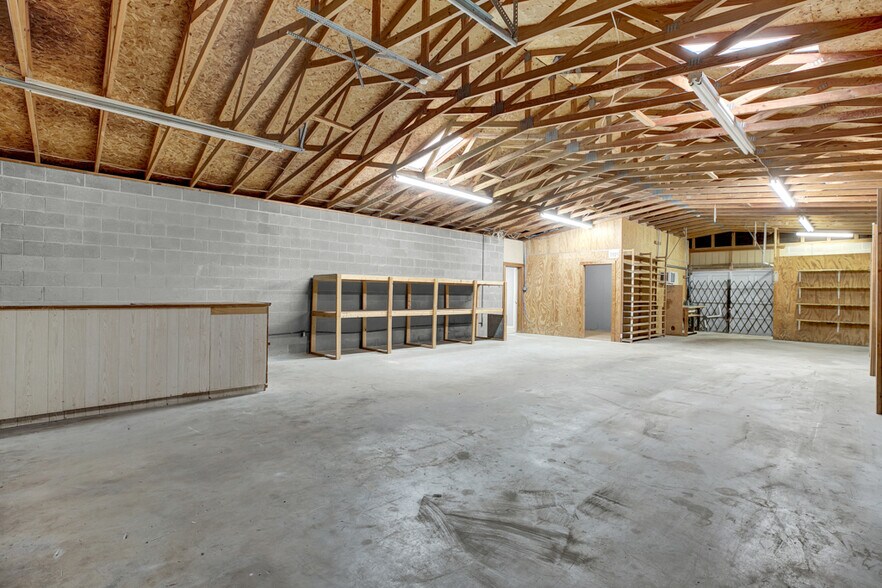 More Photos Of 218 Deborah Dr, New Braunfels Warehouse For Lease