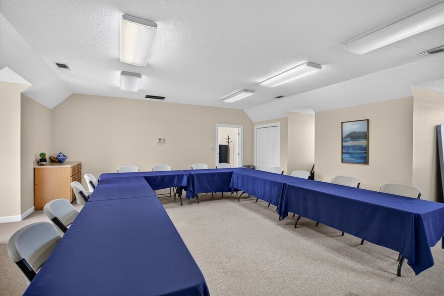 More Photos Of 800 Country Club Rd, Harrisonburg Office For Sale