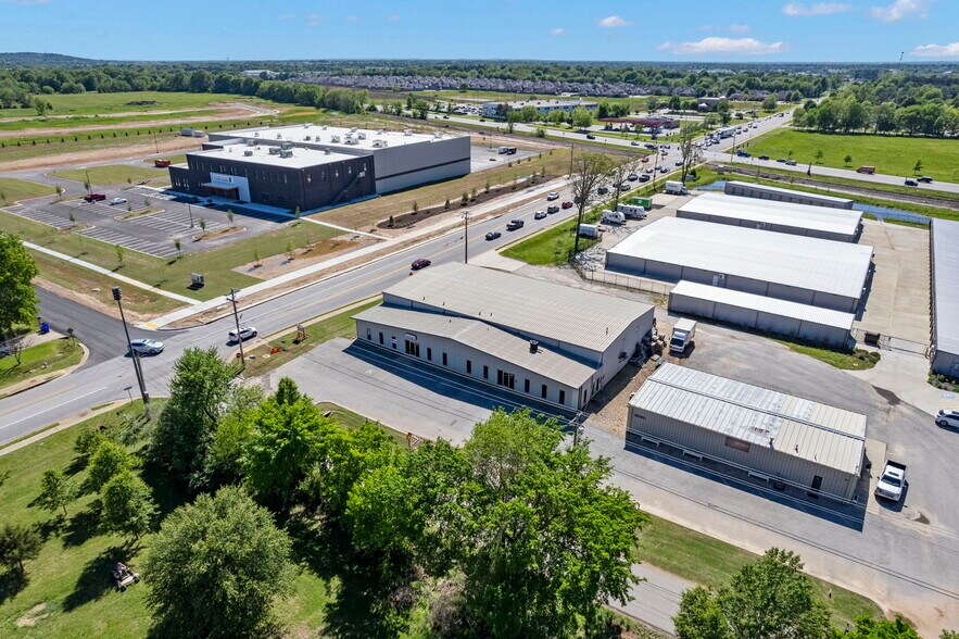 More Photos Of 4104 S Honeysuckle Ln, Rogers Warehouse For Lease