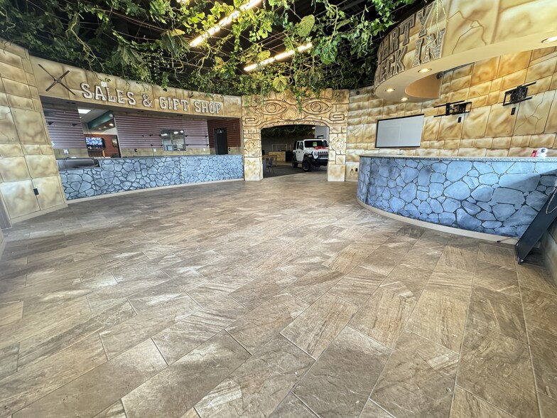 More Photos Of 130 New Towne Square Dr, Toledo Freestanding For Lease