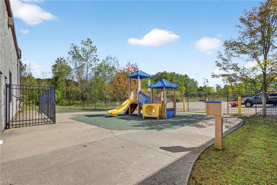 More Photos Of 852 E Highland Rd, Macedonia Flex For Lease