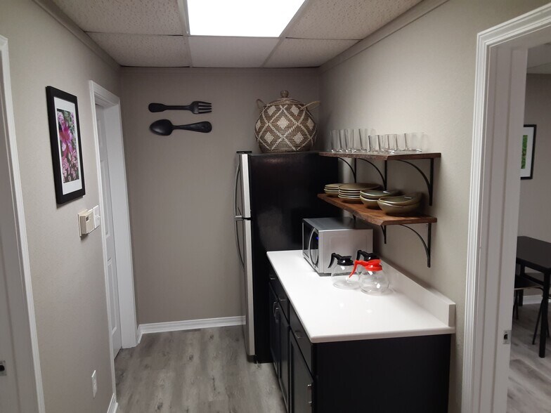 More Photos Of 108 Topeka Dr, Woodway Office Residential For Lease