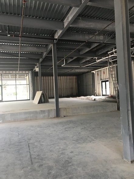 More Photos Of 409 N Oak St, Roanoke Storefront Retail Office For Lease