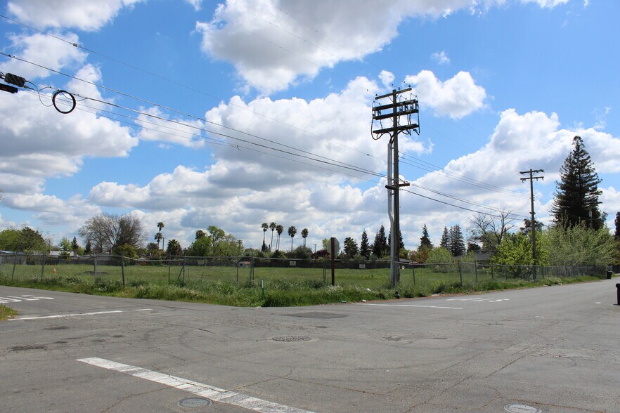 More Photos Of 7509 Persimmon Ave, Sacramento Land For Sale