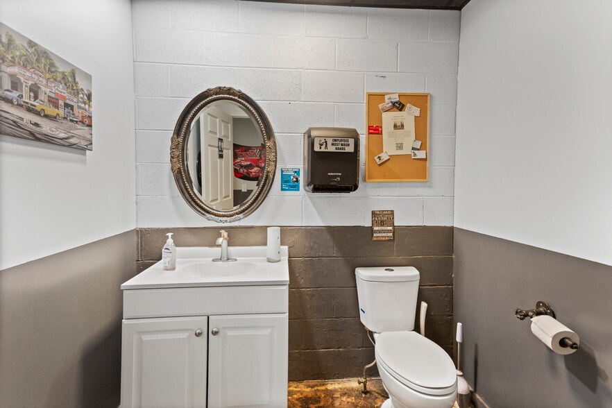 More Photos Of 400 W Main St, Walhalla General Retail For Lease